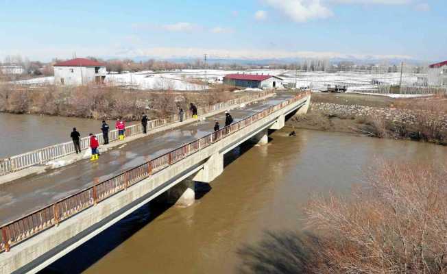 Dalgıç polisler Karasu Nehri’nde Yağmur’u aramaya devam ediyor