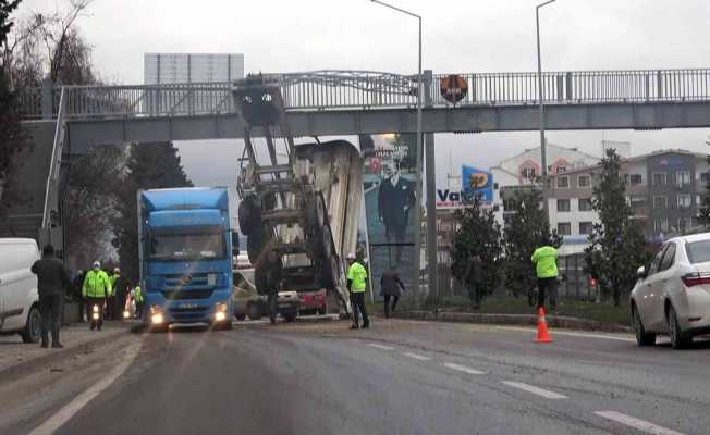 Damperi açılan kamyon önce üst geçit ve banka aracına çarptı