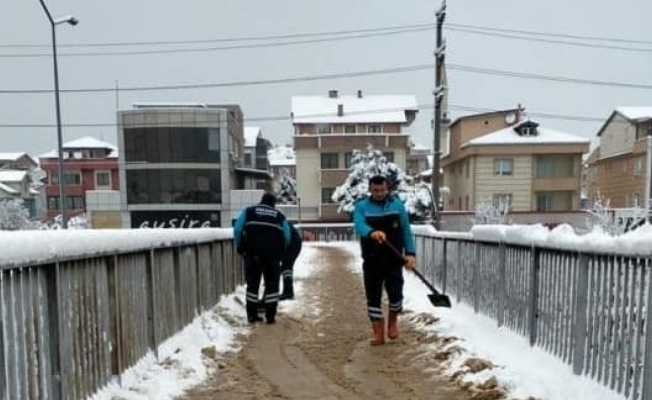 Derince’de ekipler karla mücadelesini sürdürüyor