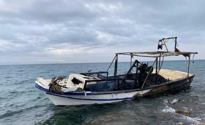 Didim’de teknesi yanan kaptanı Sahil Güvenlik ekipleri kurtardı