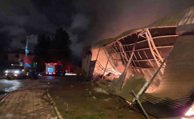 Diyarbakır’da inşaat malzemelerinin olduğu depoda yangın