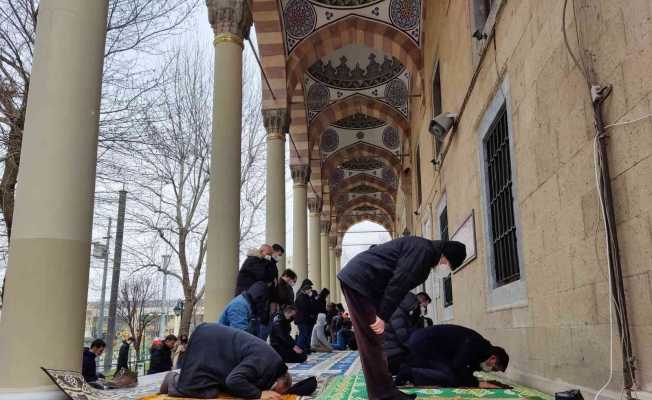 Dondurucu soğukta cami avlusunda cuma namazı