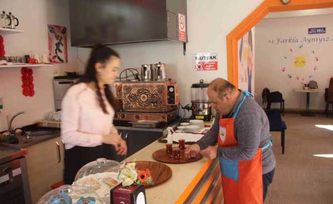 Down sendromluların çalıştığı kafeye yoğun ilgi