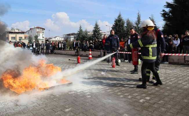 Düzce Belediyesinden öğrencilere yangın söndürme teknikleri