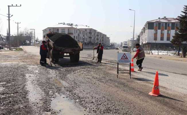 Düzce’de 150 ton soğuk asfalt yollarla buluşuyor