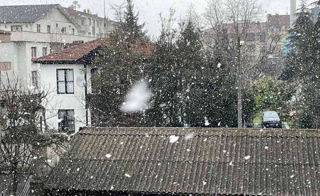 Düzce’de aralıklarla kar yağışı etkili oluyor