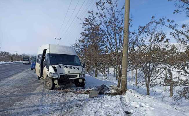 Elazığ’da minibüs aydınlatma direğine çarptı: 2 yaralı