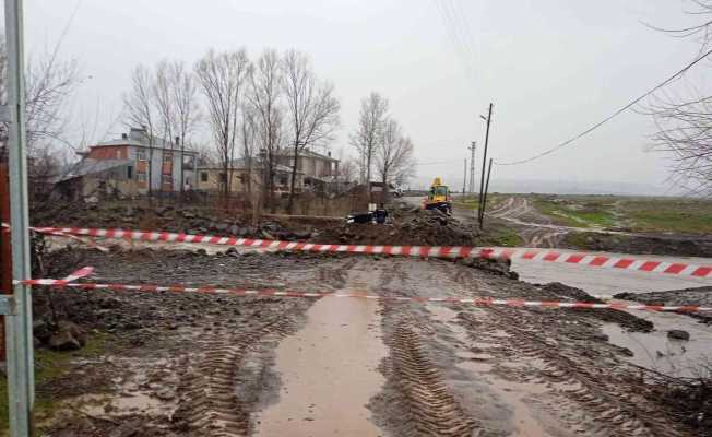 Elazığ’da sel suları altında kalan köprü ulaşıma kapatıldı