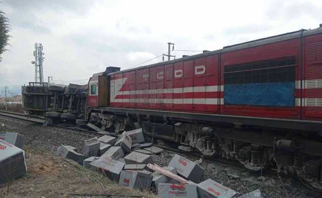 Elazığ’da tren tıra çarptı, sürücü araçtan atlayarak canını kurtardı