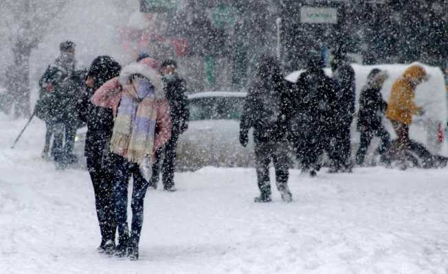 Erzincan güne kar yağışıyla uyandı