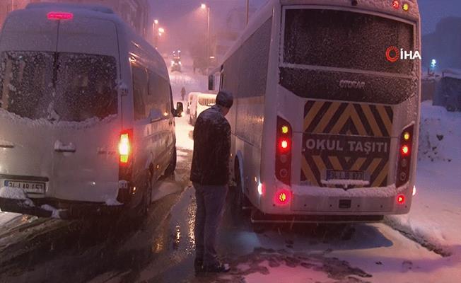 Esenyurt’ta kar yağdı, servis araçları yolda kaldı