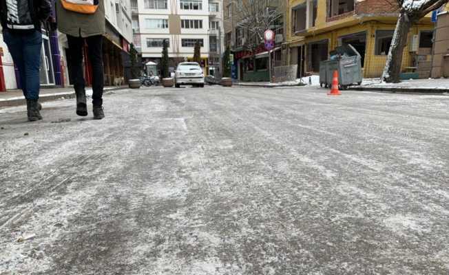 Eskişehir’de ara sokaklar ve kaldırımlar buz pistine döndü