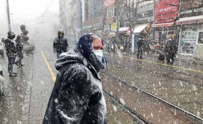 Eskişehir’de şaşırtan yoğun kar yağışı