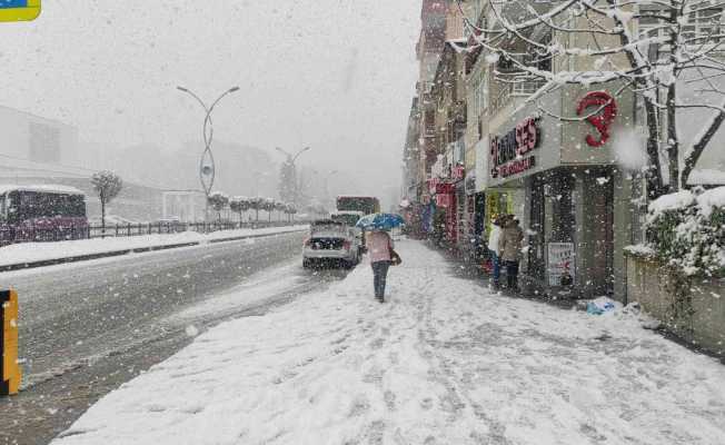 Etkisini arttıran kar Sakarya’yı beyaza bürüdü