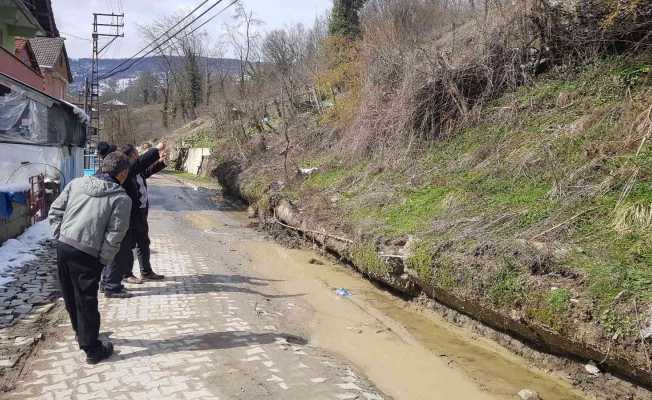 Evler için tehlike oluşturan heyelan, set olarak çekilen duvarları yıktı