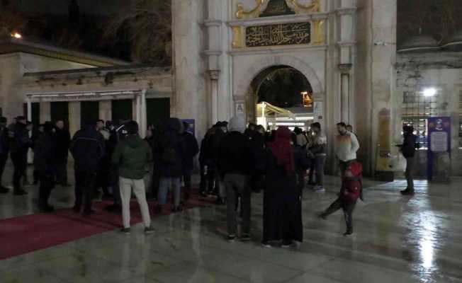 Eyüp Sultan Camii’nde Berat Kandili coşkusu