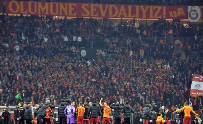 Galatasaraylı futbolcular, derbi galibiyetini taraftarlarla kutladı