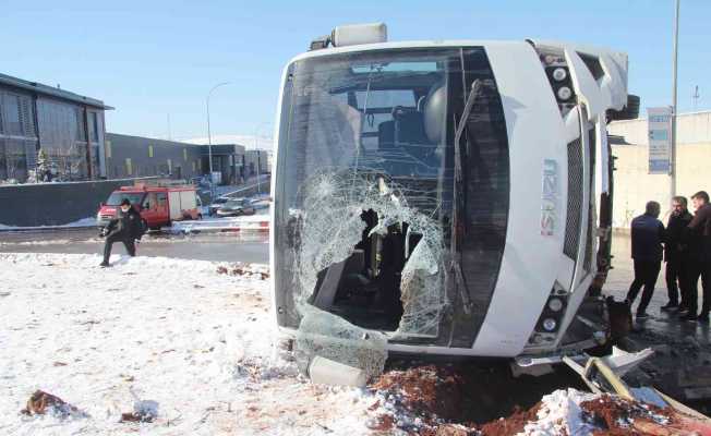 Gaziantep’te işçi servisi devrildi: 3 yaralı