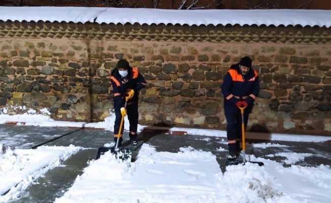 Gebze’de ekipler kar mesaisinde