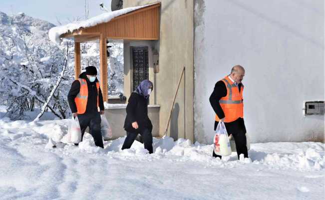 Geçimini hayvancılık ile sağlayan yaşlı kadının yardımına belediye başkanı yetişti