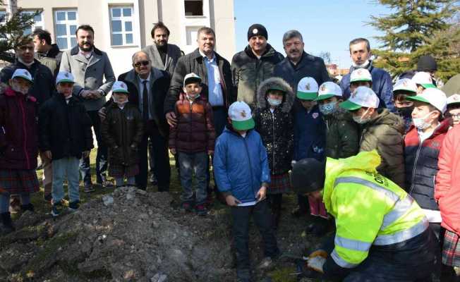 Gediz’de öğrenciler fidan dikti