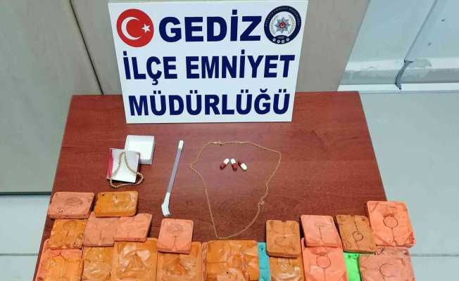 Gediz’de piyasaya sahte altın sürmek isteyen 3 şüpheli yakalandı