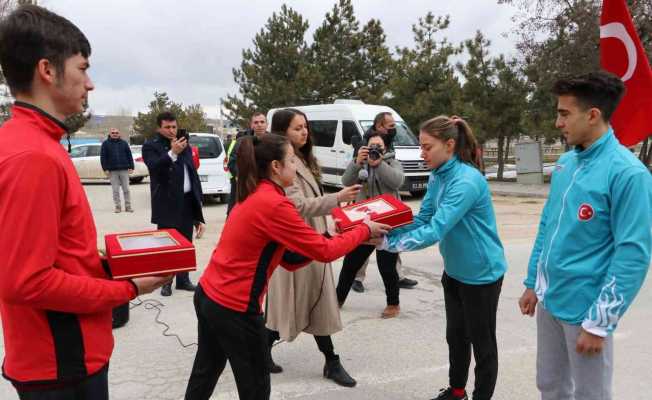 Gelibolu’dan yola çıkan emanetleri Eskişehirli sporcular teslim aldı