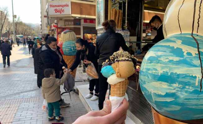 Güneş yüzünü gösterdi, dondurma tezgahları açıldı