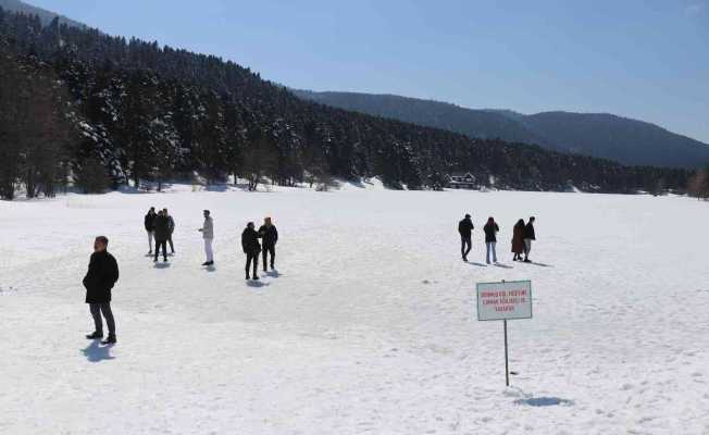 Güneşin kendisini gösterdiği Gölcük Tabiat Parkı’na tatilci akını