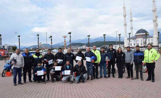 Güvenli sürüş eğitimini tamamlayanlara sertifika ve kask verildi