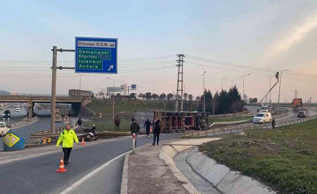 Hammadde yüklü tır yol ayrımında devrildi