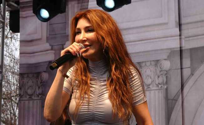 Hande Yener, sevenlerini mini konserle coşturdu