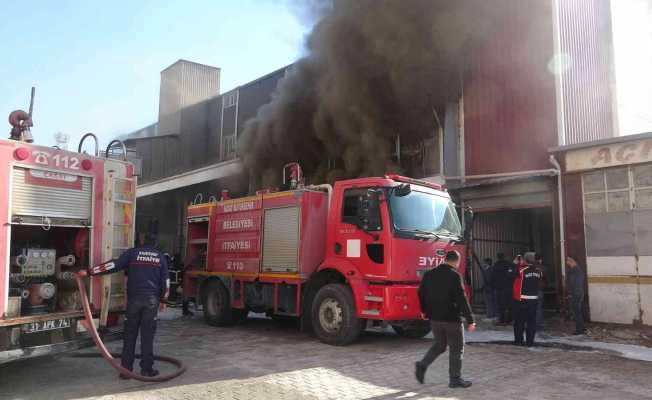 Hatay’da mobilya atölyesinde yangın paniği