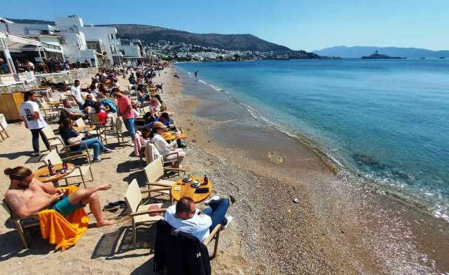 Hava sıcaklığı 25 dereceye ulaştı, sahiller doldu taştı