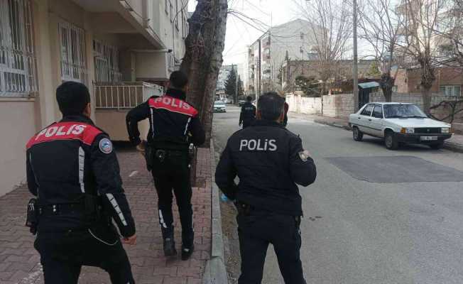 Hırsız zannedilen ev sahibi polisi harekete geçirdi