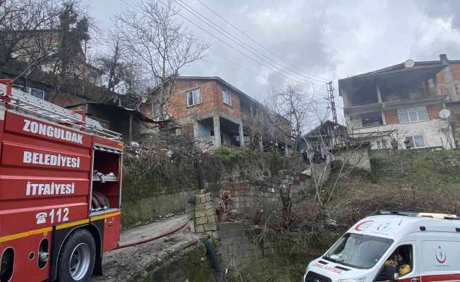 İki katlı ev sobadan çıkan yangında kullanılamaz hale geldi