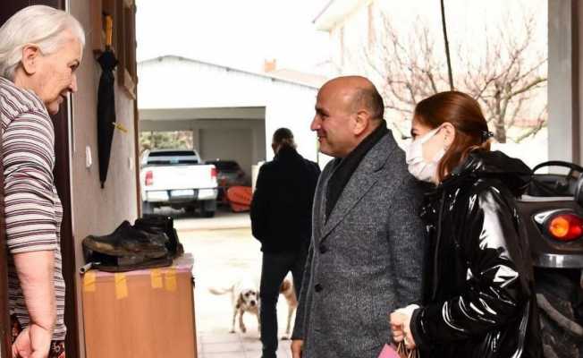 İlçe büyüklerinin ellerini öpüp dualarını aldılar