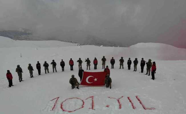 Ilgaz Dağının zirvesinde İstiklal Marşını okuyup, Mehmet Akif Ersoy’u andılar