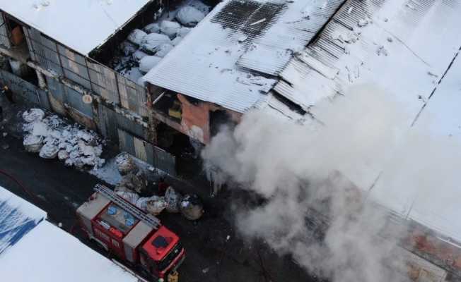 Isınmak için yaktıkları ateş kâğıt deposunda yangına sebep oldu