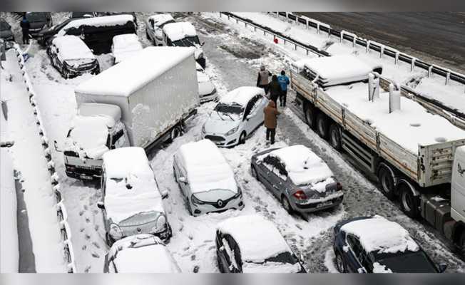 İstanbul kar altında araçlar yolda kaldı