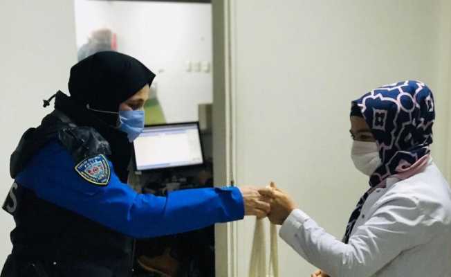 İstanbul Polisi, sağlık çalışanlarının Tıp Bayramı’nı kutladı