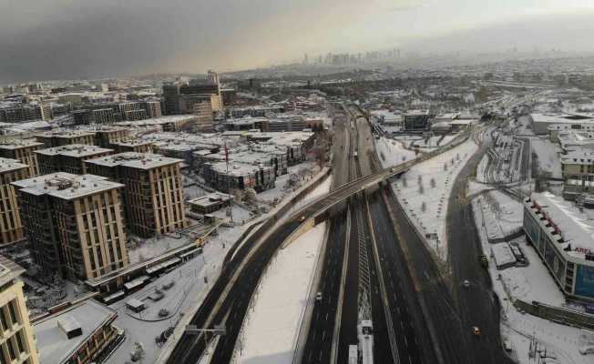 İstanbul’a kar yağdı yollar boş kaldı