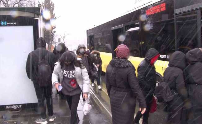 İstanbul’da beklenen kar yağışı Üsküdar’da etkisini gösterdi