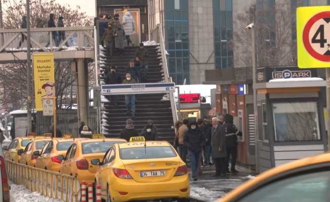 İstanbul’da kar tatili dönüşü vatandaşlar toplu taşıma araçlarına yöneldi