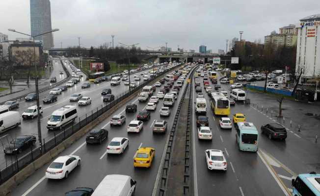 İstanbul’da kar uyarısı sonrası trafik yoğunluğu yüzde 87’ye ulaştı