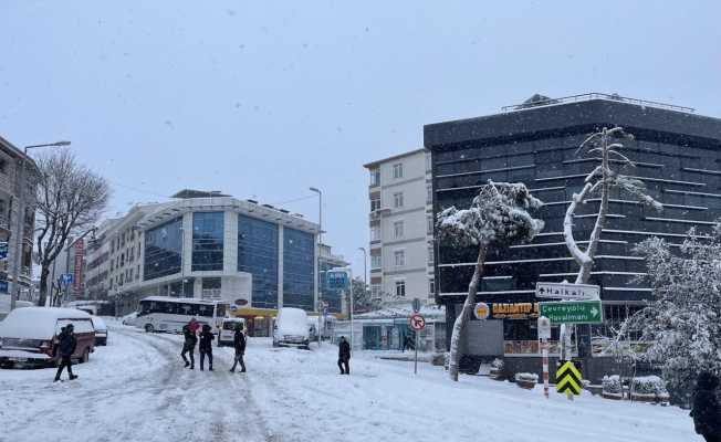 İstanbul’da trafiği kilitleyenler, kar lastiksiz yola çıkan ticari araçlar oldu