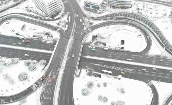 İstanbul’da vatandaşlar kar tedbirlerine uydu, yollar boş kaldı