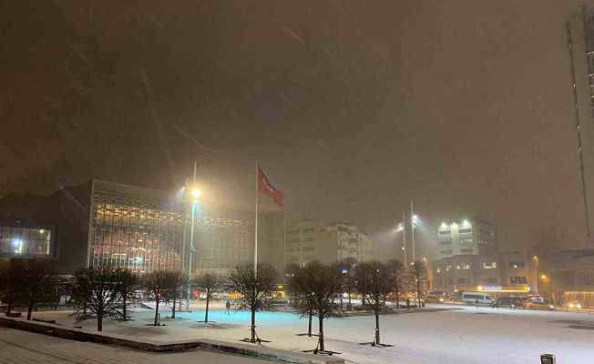 İstiklal Caddesi ve Taksim’de kar yağışı etkili oldu