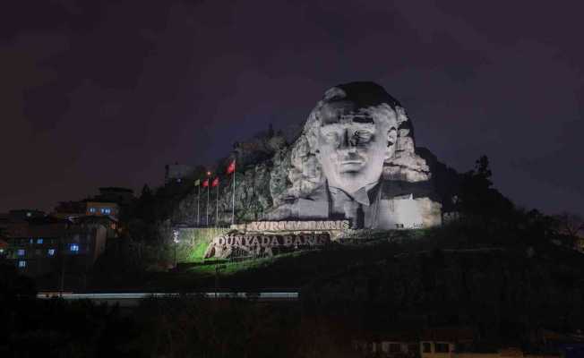 İzmir’de Atatürk maskına özel aydınlatma