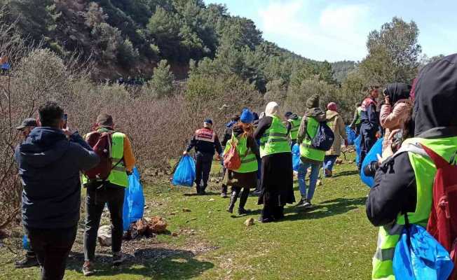 İzmir’de jandarma ve vatandaşlar, doğa temizliği yaptı